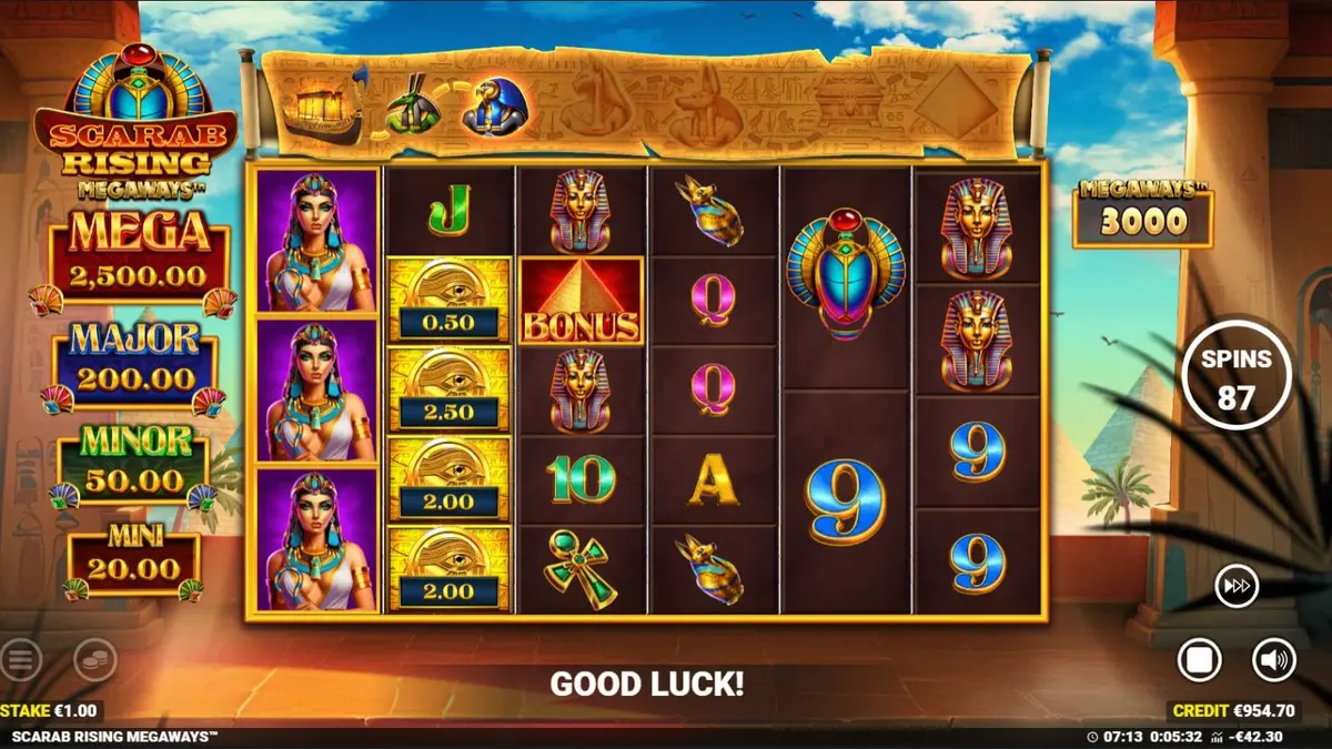 Interface do jogo Scarab Rising Megaways com tema egípcio